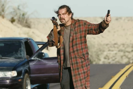 Leonardo DiCaprio në filmin “One Battle After Another” luan rolin e Patit, një ekspert i eksplozivëve