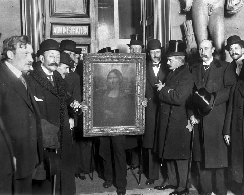 Njerëz të mbledhur rreth pikturës “Mona Lisa” më 4 janar 1914, pas më shumë se dy vjetësh prej kur ishte vjedhur nga Muzeu i Louvreit nga Vincenzo Peruggia më 1911 (Foto: Roger Viollet/Getty Images)