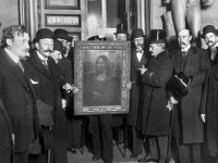 Njerëz të mbledhur rreth pikturës “Mona Lisa” më 4 janar 1914, pas më shumë se dy vjetësh prej kur ishte vjedhur nga Muzeu i Louvreit nga Vincenzo Peruggia më 1911 (Foto: Roger Viollet/Getty Images)