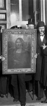 Njerëz të mbledhur rreth pikturës “Mona Lisa” më 4 janar 1914, pas më shumë se dy vjetësh prej kur ishte vjedhur nga Muzeu i Louvreit nga Vincenzo Peruggia më 1911 (Foto: Roger Viollet/Getty Images)