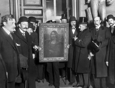 Njerëz të mbledhur rreth pikturës “Mona Lisa” më 4 janar 1914, pas më shumë se dy vjetësh prej kur ishte vjedhur nga Muzeu i Louvreit nga Vincenzo Peruggia më 1911 (Foto: Roger Viollet/Getty Images)
