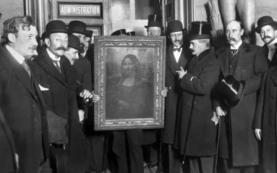 Njerëz të mbledhur rreth pikturës “Mona Lisa” më 4 janar 1914, pas më shumë se dy vjetësh prej kur ishte vjedhur nga Muzeu i Louvreit nga Vincenzo Peruggia më 1911 (Foto: Roger Viollet/Getty Images)