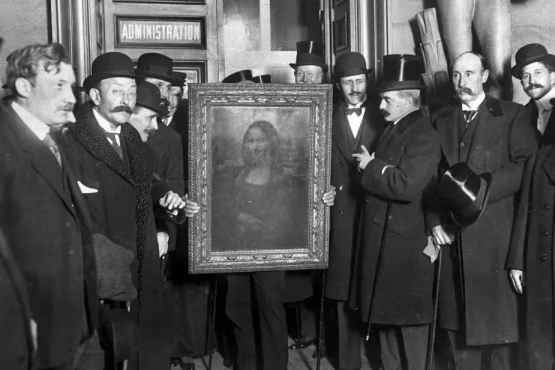 Njerëz të mbledhur rreth pikturës “Mona Lisa” më 4 janar 1914, pas më shumë se dy vjetësh prej kur ishte vjedhur nga Muzeu i Louvreit nga Vincenzo Peruggia më 1911 (Foto: Roger Viollet/Getty Images)