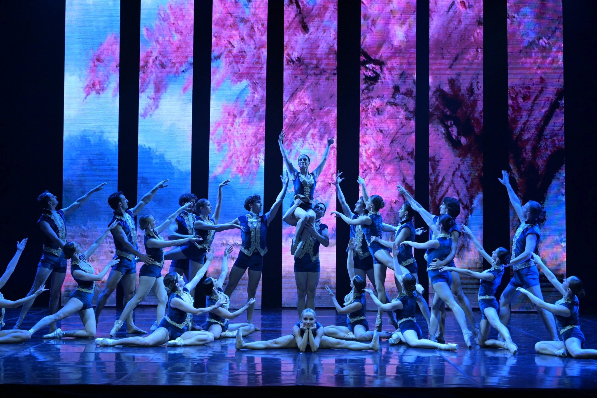 “Bach la Orientale” ka sjellë një estetikë që ka bashkuar simetrinë klasike me një shprehje të ngarkuar orientale (Foto: Arben Llapashtica)