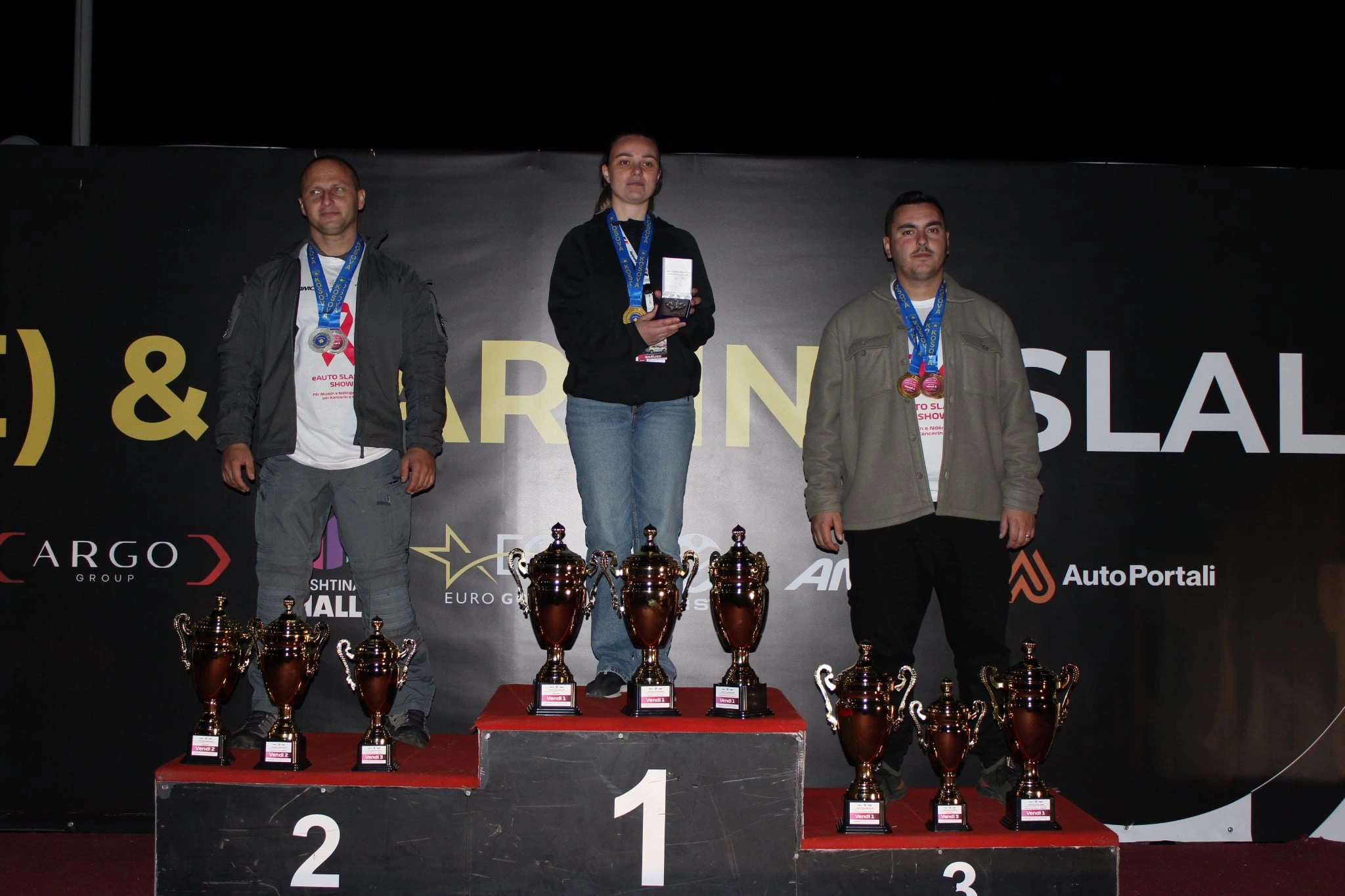 Policët garojnë në auto-sllallom me vetura elektrike, triumfon Ermira Topalli