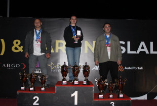 Policët garojnë në auto-sllallom me vetura elektrike, triumfon Ermira Topalli