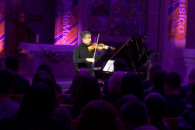 Dyshja në violinë e piano dhe “ReVocal” ia jep Prishtinës ngjyrat e skenave ndërkombëtare