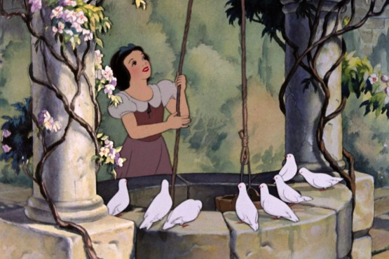 Skenë nga filmi i parë i animuar me metrash të gjatë “Borëbardha dhe shtatë xhuxhët” nga Walt Disney