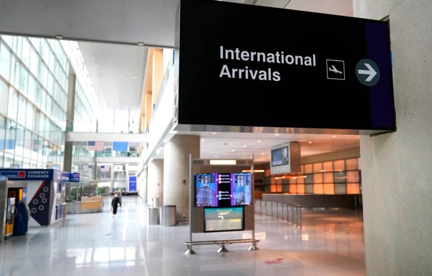 Një burrë ther me pirun dy pasagjerë, aeroplani ateron pa pla