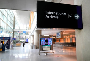 Një burrë ther me pirun dy pasagjerë, aeroplani ateron pa pla