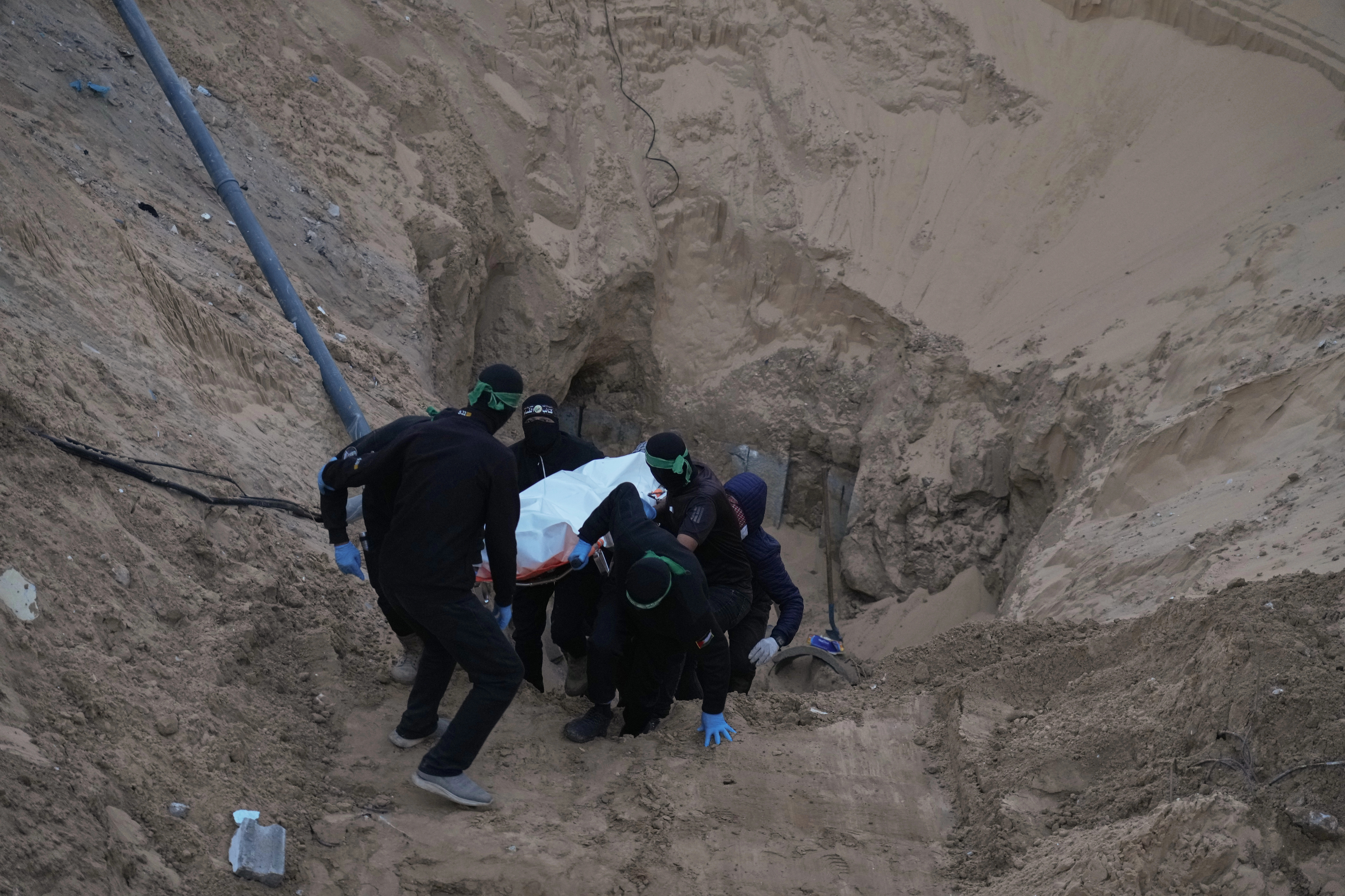 Izraeli pretendon se Hamasi po inskenon zbulimin e mbetjeve të pengjeve në Gazë