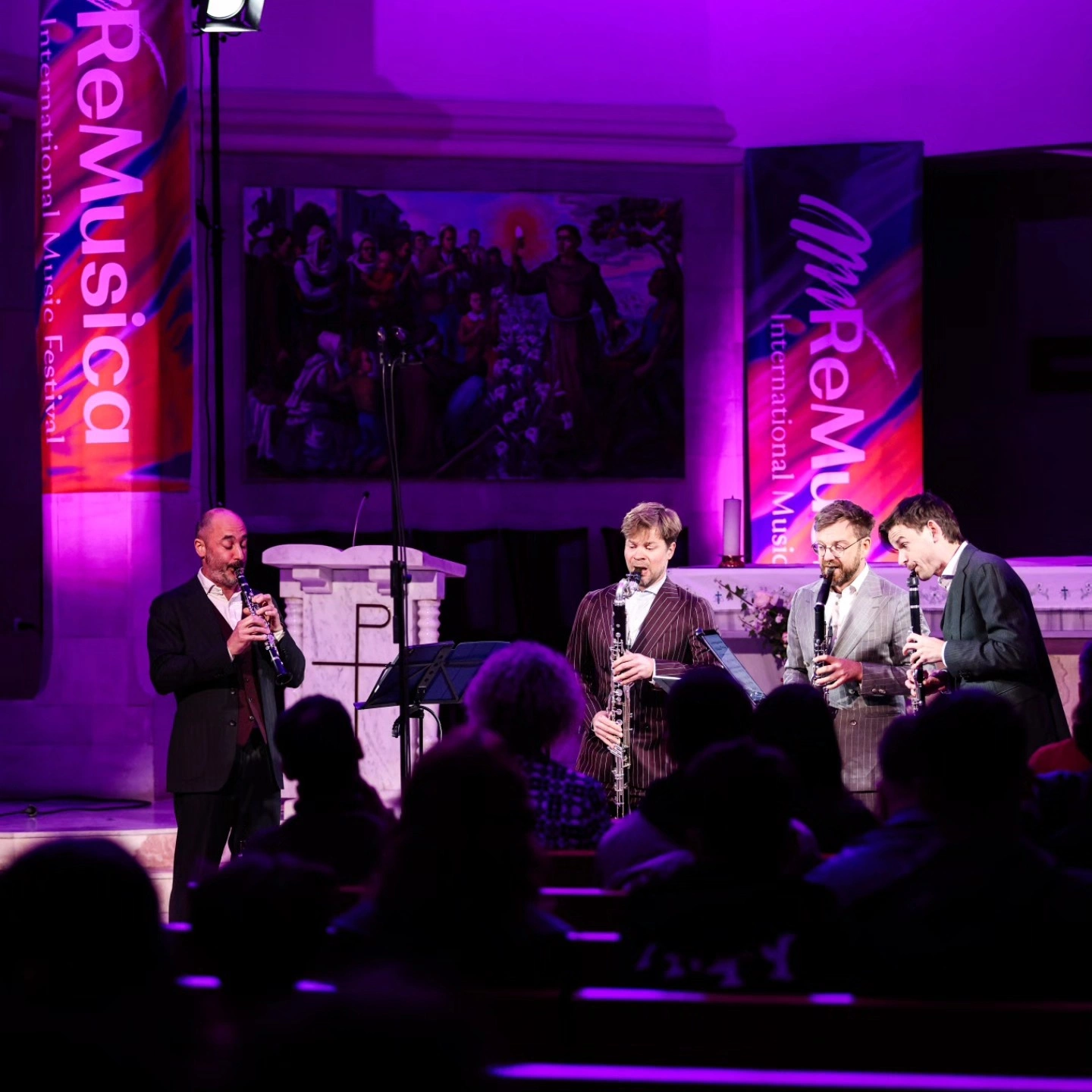 “Rrënjët” dhe “Nga Perëndimi në Lindje” zbërthejnë kontraste