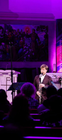 “Rrënjët” dhe “Nga Perëndimi në Lindje” zbërthejnë kontraste