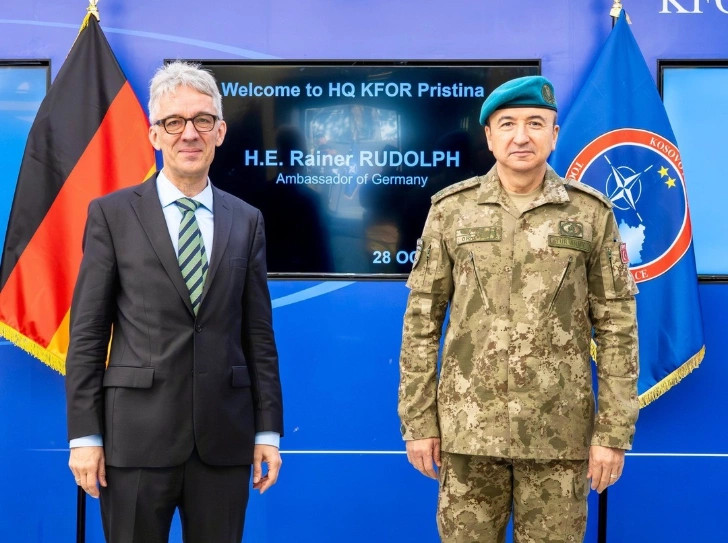 Ambasadori i Gjermanisë në Kosovë, Rainer Rudolph, në selinë e KFOR-it me komandantin e KFOR-it, gjeneralmajori Oezkan Ulutash