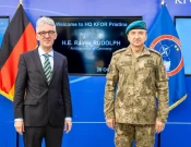 Ambasadori i Gjermanisë në Kosovë, Rainer Rudolph, në selinë e KFOR-it me komandantin e KFOR-it, gjeneralmajori Oezkan Ulutash