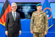 Ambasadori i Gjermanisë në Kosovë, Rainer Rudolph, në selinë e KFOR-it me komandantin e KFOR-it, gjeneralmajori Oezkan Ulutash