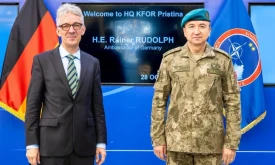 Ambasadori i Gjermanisë në Kosovë, Rainer Rudolph, në selinë e KFOR-it me komandantin e KFOR-it, gjeneralmajori Oezkan Ulutash