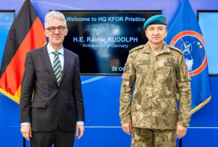 Ambasadori i Gjermanisë në Kosovë, Rainer Rudolph, në selinë e KFOR-it me komandantin e KFOR-it, gjeneralmajori Oezkan Ulutash