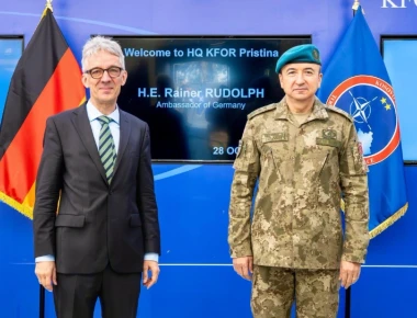 Ambasadori i Gjermanisë në Kosovë, Rainer Rudolph, në selinë e KFOR-it me komandantin e KFOR-it, gjeneralmajori Oezkan Ulutash