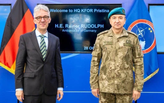 Ambasadori i Gjermanisë në Kosovë, Rainer Rudolph, në selinë e KFOR-it me komandantin e KFOR-it, gjeneralmajori Oezkan Ulutash