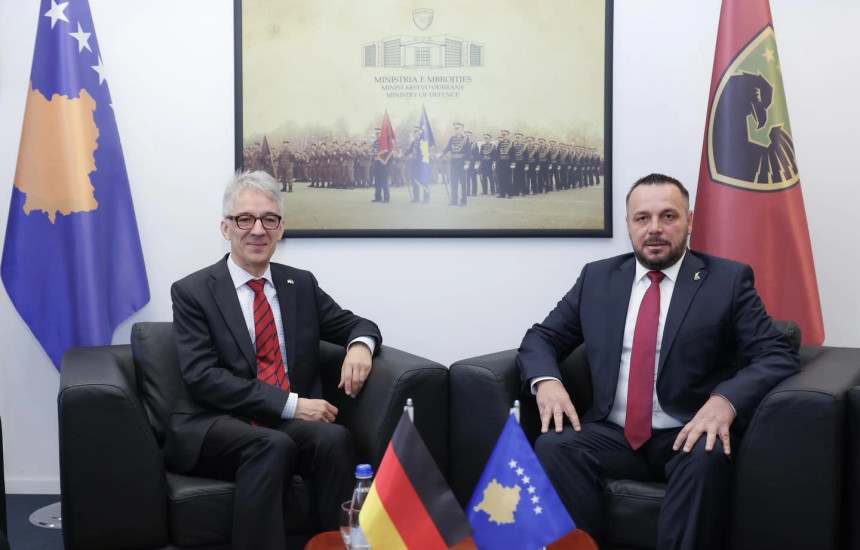 Ministri në detyrë i Mbrojtjes, Ejup Maqedonci në takim me ambasadorin e Gjermanisë në Kosovë, Rainer Rudolph