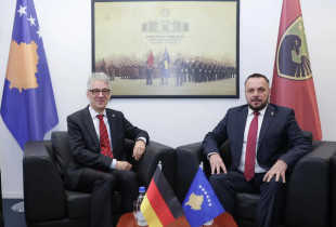 Ministri në detyrë i Mbrojtjes, Ejup Maqedonci në takim me ambasadorin e Gjermanisë në Kosovë, Rainer Rudolph