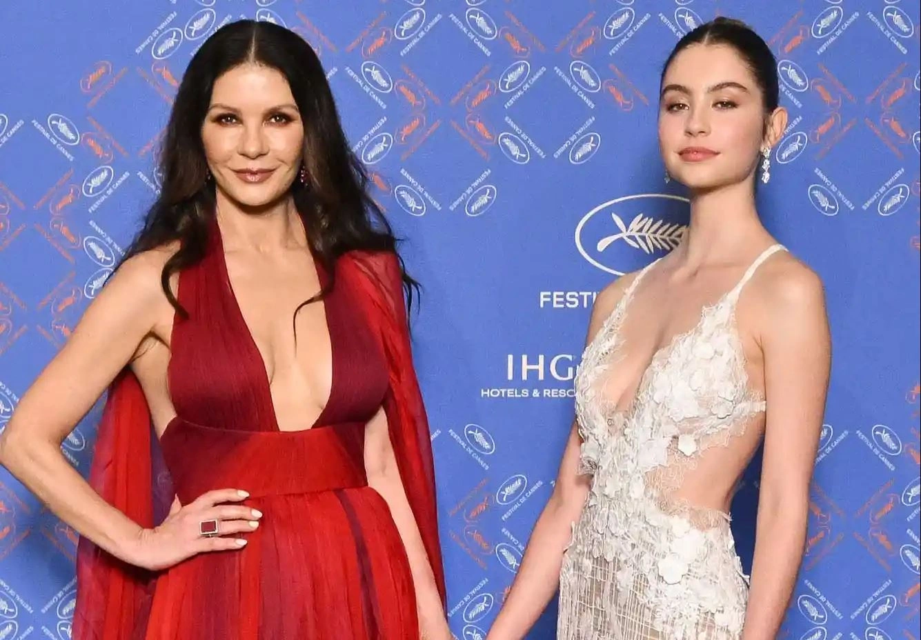 Catherine Zeta-Jones  dhe Carys Douglas