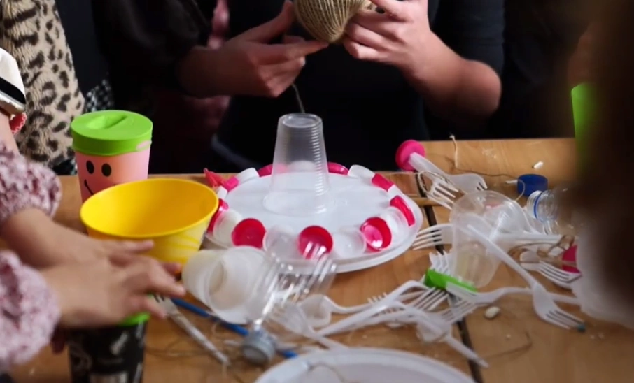 Nxënësit e shkollës së muzikës ndërtojnë instrumente muzikore nga materialet