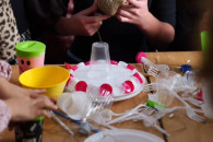 Nxënësit e shkollës së muzikës ndërtojnë instrumente muzikore nga materialet