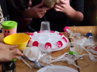 Nxënësit e shkollës së muzikës ndërtojnë instrumente muzikore nga materialet