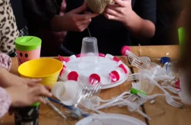 Nxënësit e shkollës së muzikës ndërtojnë instrumente muzikore nga materialet