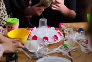 Nxënësit e shkollës së muzikës ndërtojnë instrumente muzikore nga materialet