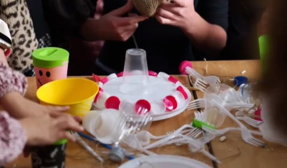 Nxënësit e shkollës së muzikës ndërtojnë instrumente muzikore nga materialet