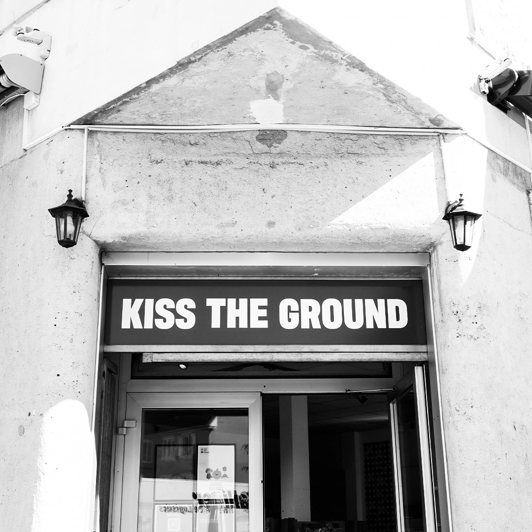 Veprat e artistit Ramë Dardania do të ekspozohen në dyqanin “Kiss the Ground”, në rrugën “Place du Marché 4” në La Chaux‑de‑Fonds të Zvicrës