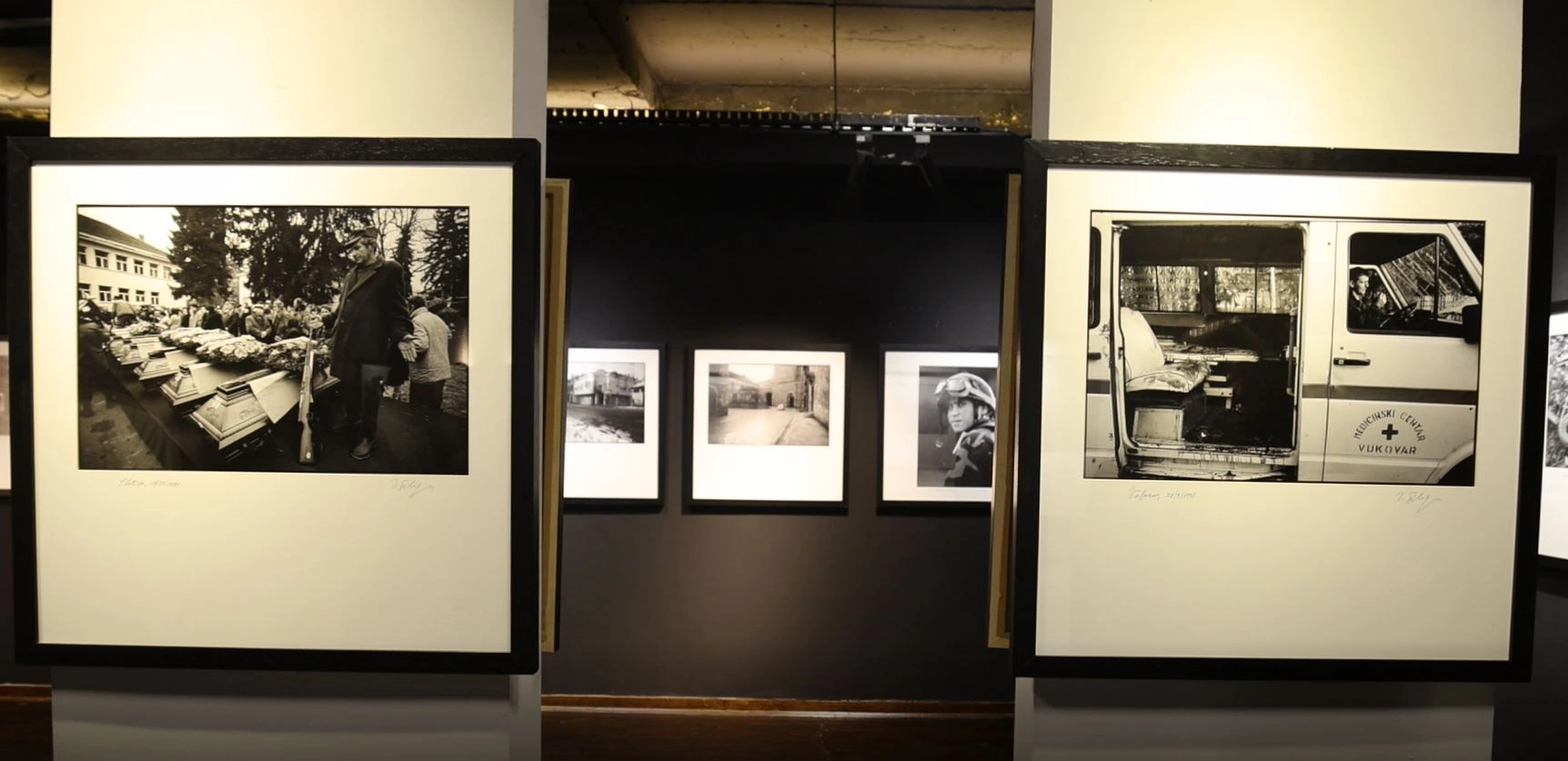 Nga 120 fotografi sa i ka ekspozita origjinale, 44 i ka sjellë në