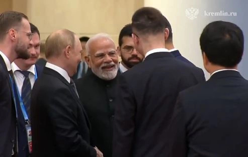 Vladimir Putin, Narendra Modi dhe Xi Jinping në Kinë