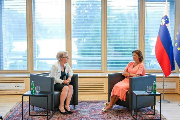 Gërvalla in Fajon razpravljali o priznavanju vozniških dovoljenj Kosova v Sloveniji