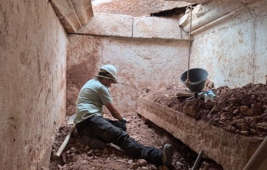 Varri është një monument me përmasa mbresëlënëse, rreth 9 me 6 metra, me një dhomë funerale 2,4 metra të lartë dhe elementë të rrallë arkitektonikë e epigrafikë