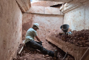 Varri është një monument me përmasa mbresëlënëse, rreth 9 me 6 metra, me një dhomë funerale 2,4 metra të lartë dhe elementë të rrallë arkitektonikë e epigrafikë