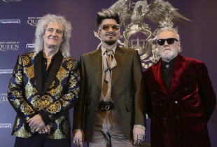 Nga e majta, Brian May of Queen, Adam Lambert dhe Roger Taylor të grupit "Queen"
