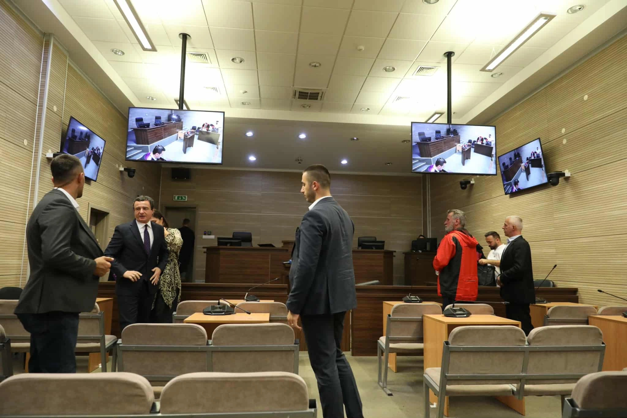 Albin Kurti priča na sodišču v primeru proti Fatonu Klinaku, opozicija kritična