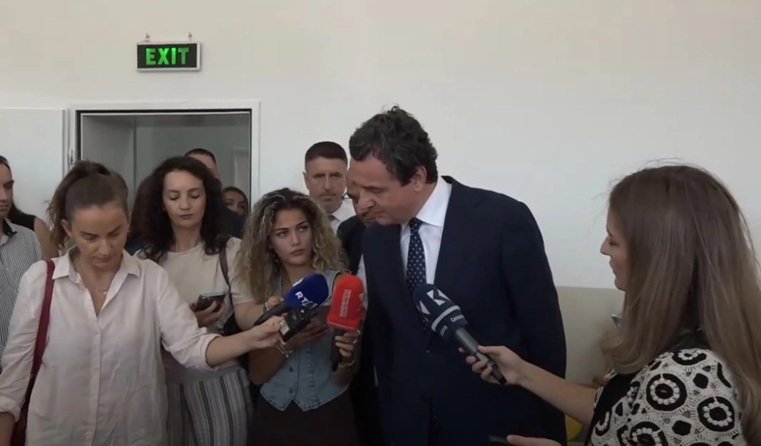 Albin Kurti se izogiba odgovoru o šolanju hčerke v tujini