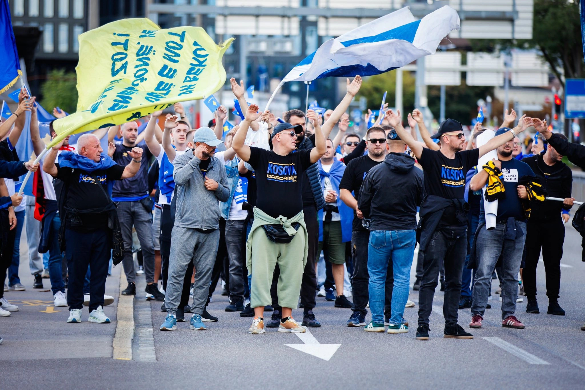 Tifozët e Kosovës arrijnë te stadiumi i Baselit