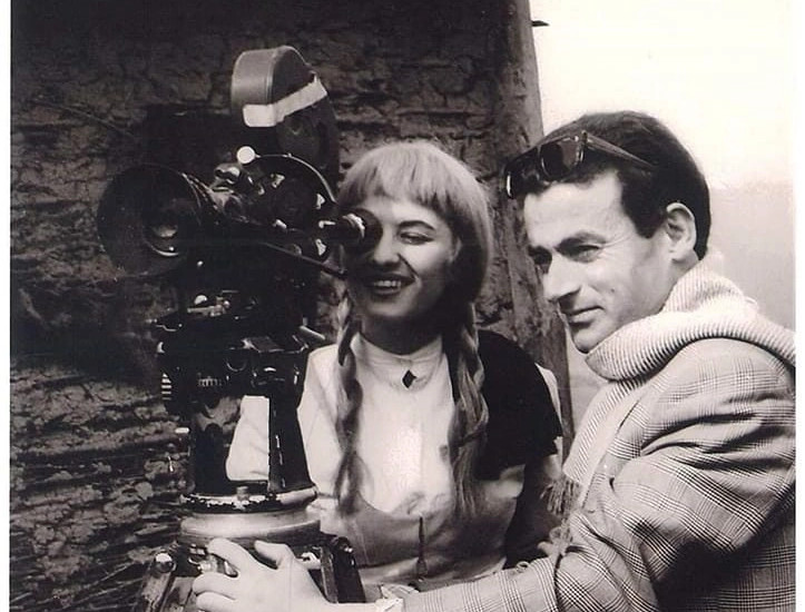 Arti i tij kontribuoi në një nga format më epërore të komunikimit, pasi kinemaja në formën e saj më themelore, është një gjuhë. Në foto: Roza dhe dhe Dhimitër Anagnosti gjatë xhirimeve të filmit Komisari i dritës (1966)