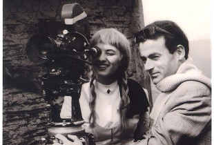 Arti i tij kontribuoi në një nga format më epërore të komunikimit, pasi kinemaja në formën e saj më themelore, është një gjuhë. Në foto: Roza dhe dhe Dhimitër Anagnosti gjatë xhirimeve të filmit Komisari i dritës (1966)