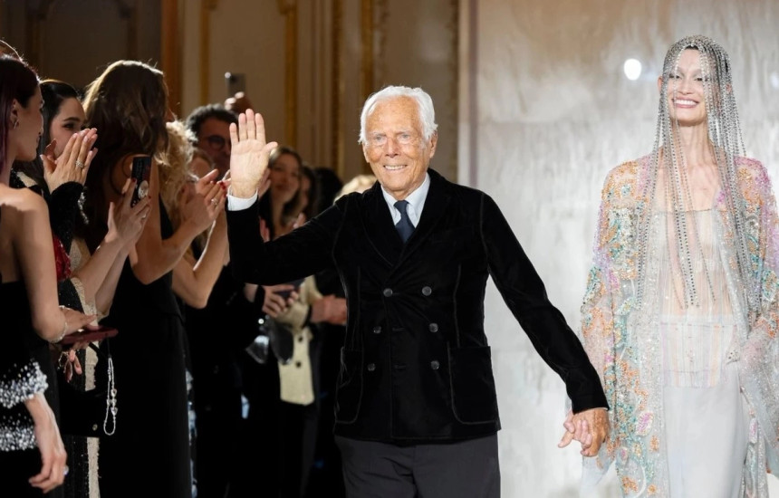 Për sfilatën e modës që u mbajt në Paris në janar, ai kishte veshur një kostum të zi kadifeje, me kopsa të dyfishta, teksa buzëqeshte duke ecur krah modeles së tij të preferuar, me sytë e kaltër që i xixëllonin