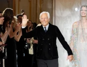 Për sfilatën e modës që u mbajt në Paris në janar, ai kishte veshur një kostum të zi kadifeje, me kopsa të dyfishta, teksa buzëqeshte duke ecur krah modeles së tij të preferuar, me sytë e kaltër që i xixëllonin