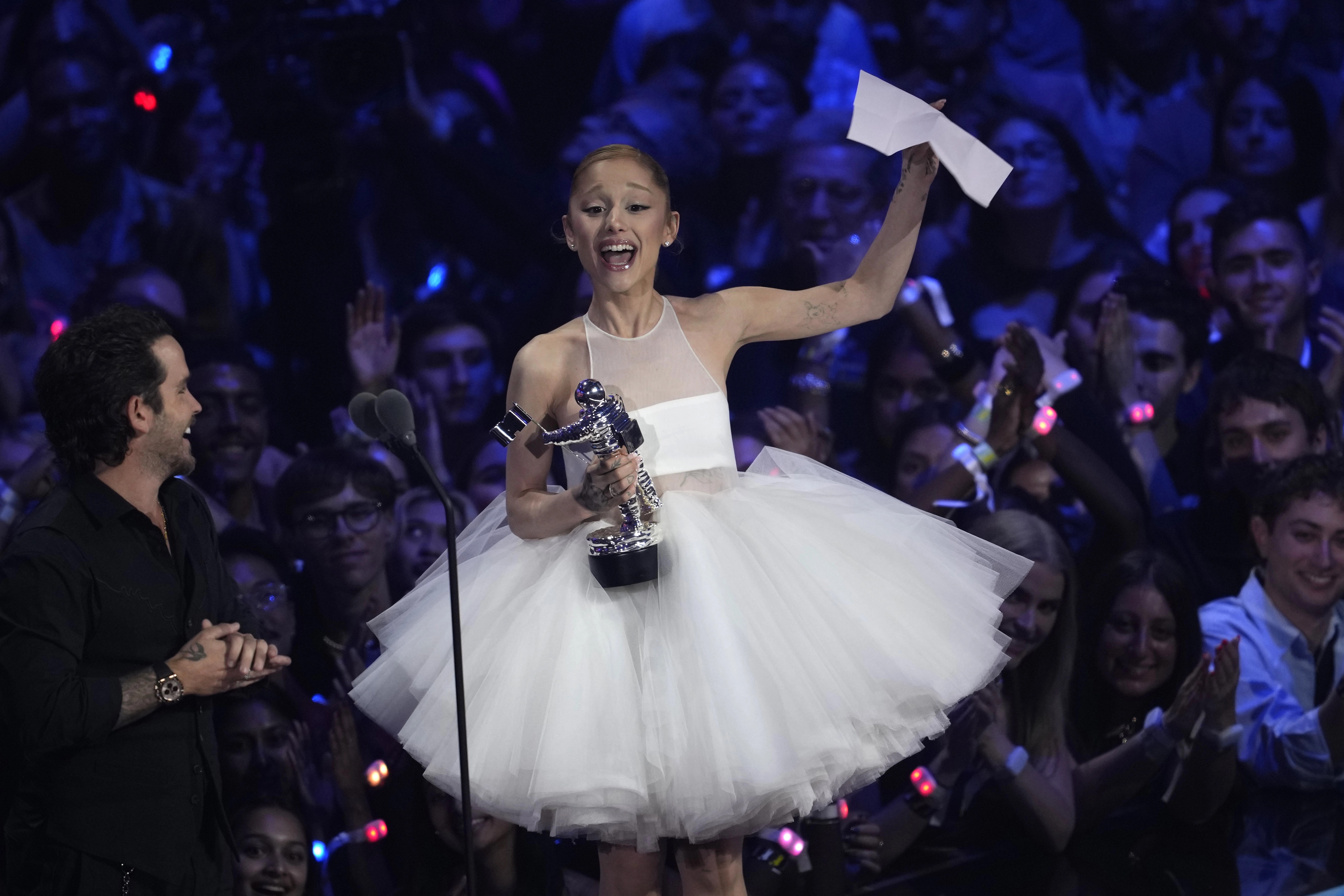 Ariana Grande dhe Lady Gaga shkëlqejnë në MTV VMA me çmime dhe performanca
