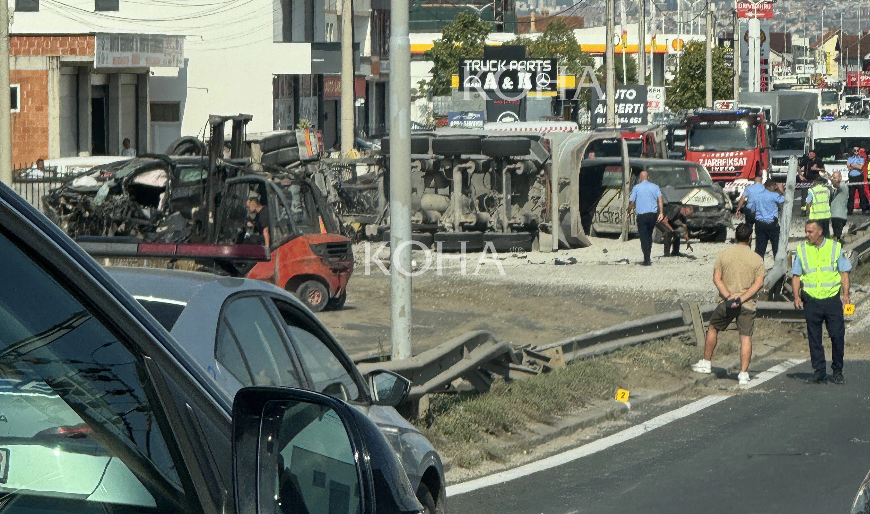 Tre të lënduar nga aksidenti mes kamionit dhe katër veturave në Vragoli, dy prej tyre rëndë