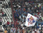flamuj të Kosovës me hartën e Serbisë mbi të.